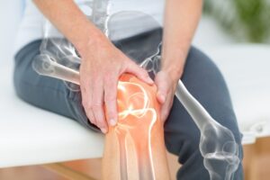closeup photo with diagram of a person’s knee pain